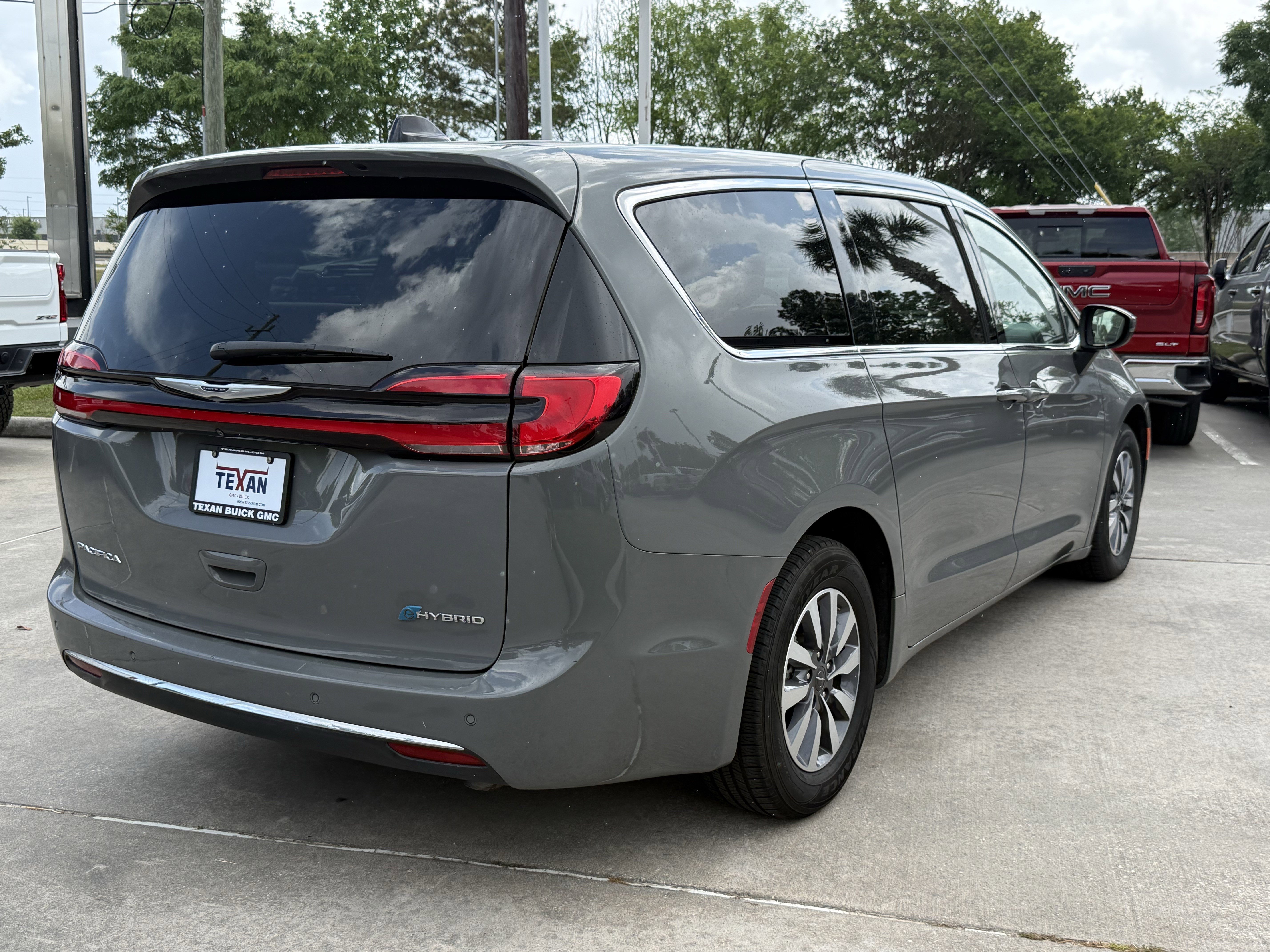 Used 2023 Chrysler Pacifica Touring-L image 5