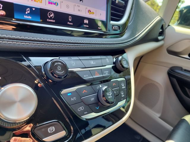 Used 2022 Chrysler Pacifica Touring-L AWD/4WD image 34