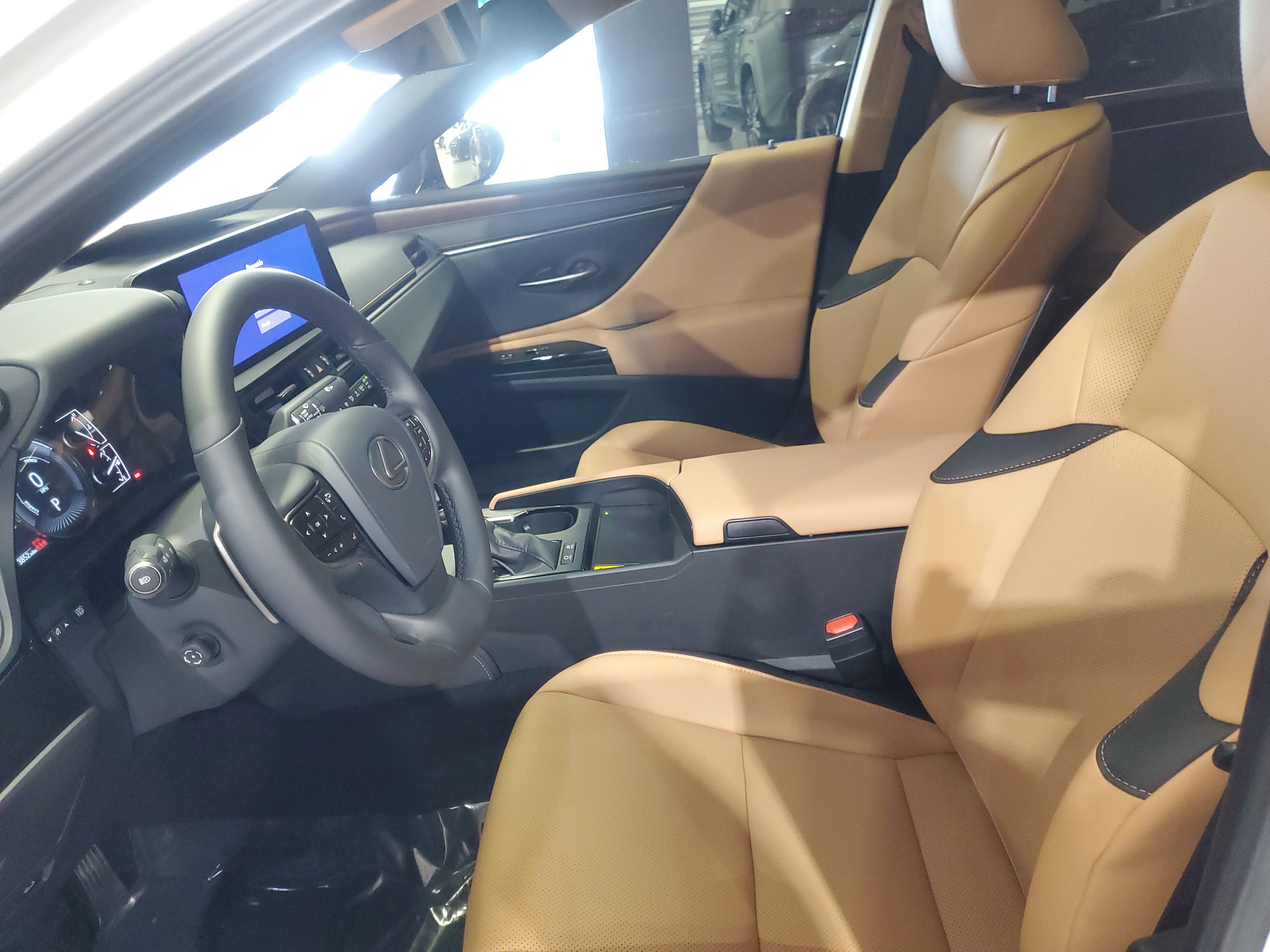 Used 2025 Lexus ES 300h w/ Premium Package image 17