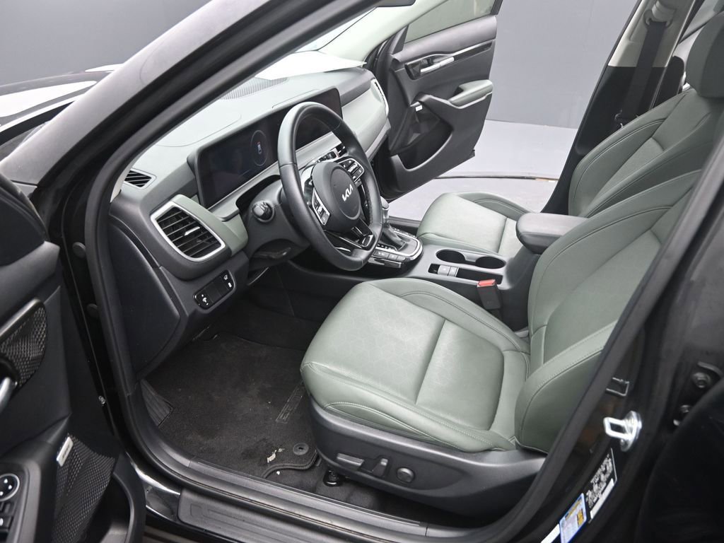 Used 2025 Kia Seltos SX w/ SX Sunroof Package image 9