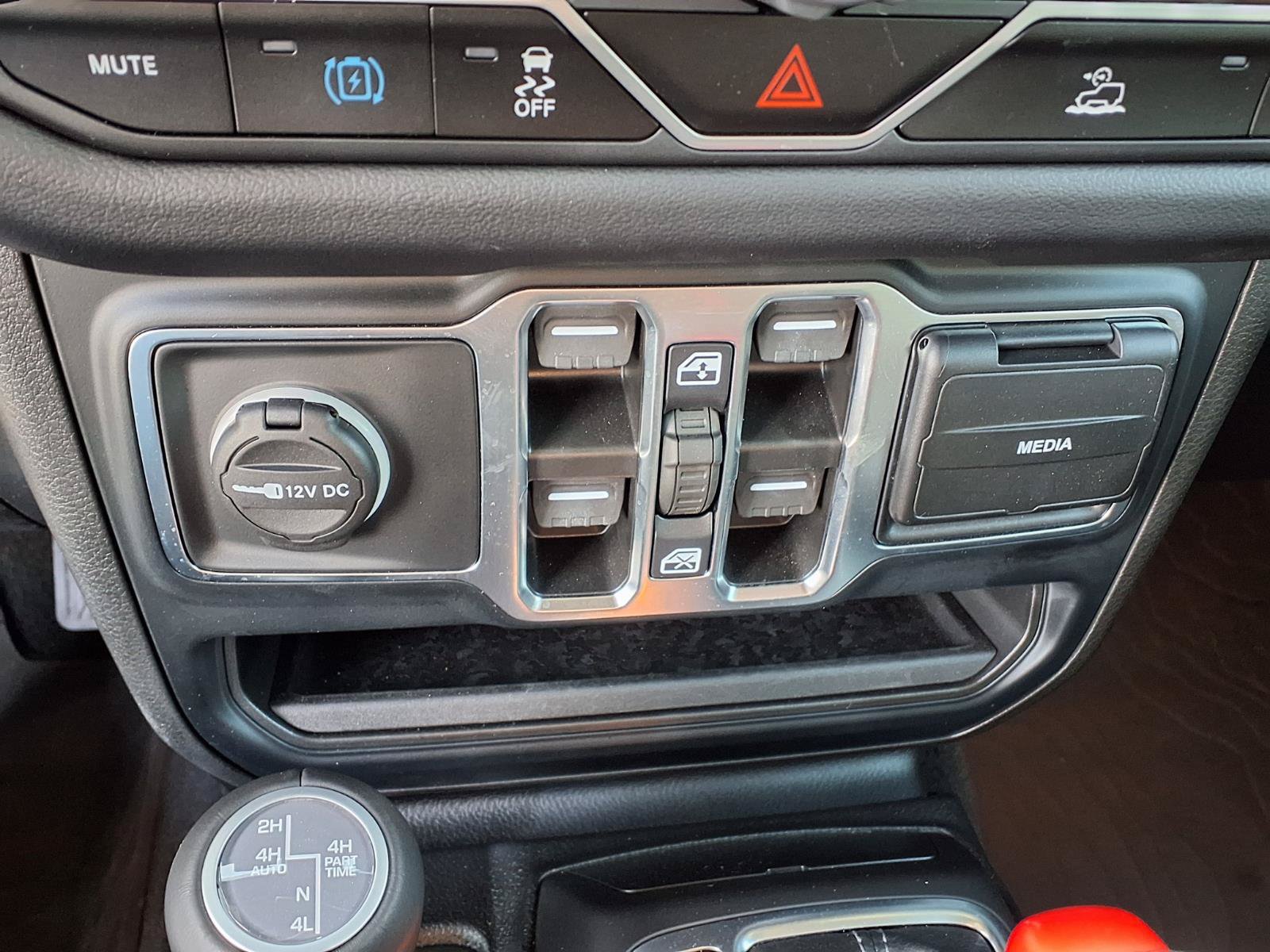 Used 2024 Jeep Wrangler Unlimited Sahara AWD/4WD image 16