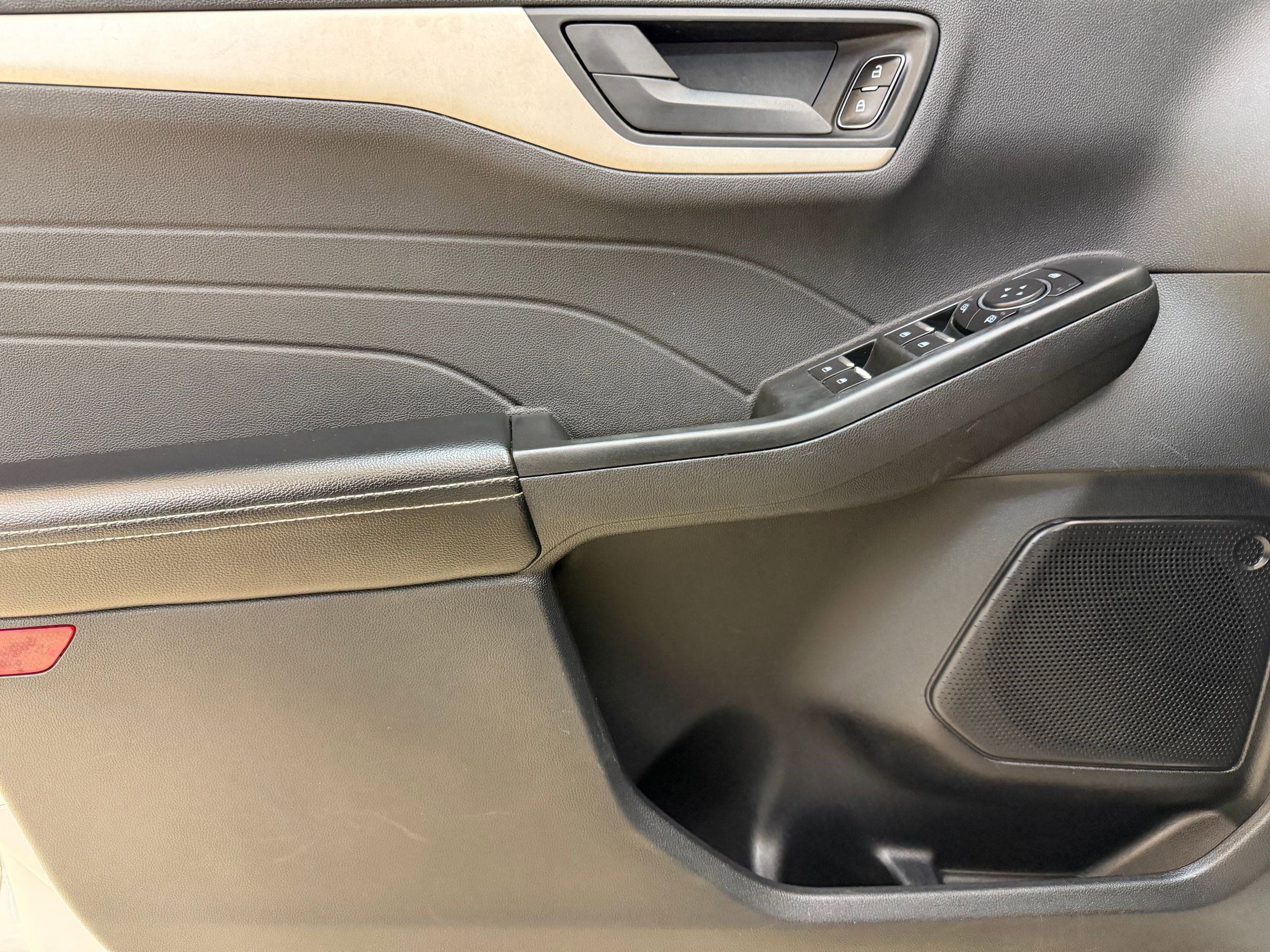 Used 2022 Ford Escape SE image 17