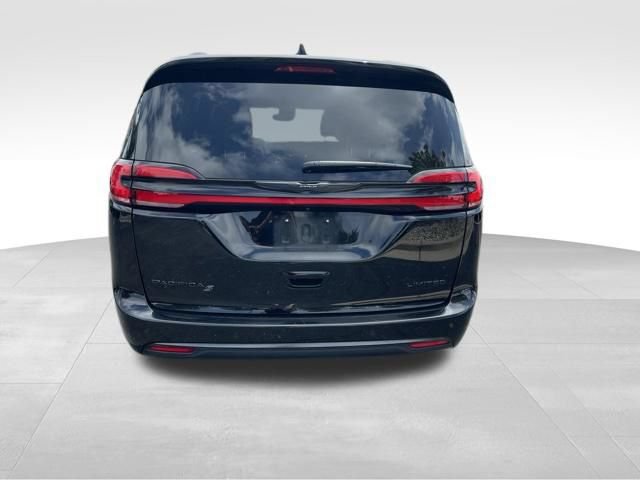 Used 2025 Chrysler Pacifica Limited FWD image 6