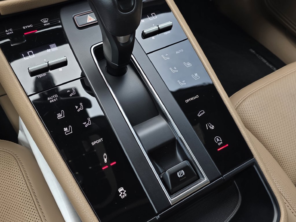 Certified 2024 Porsche Macan Turbo AWD/4WD image 19