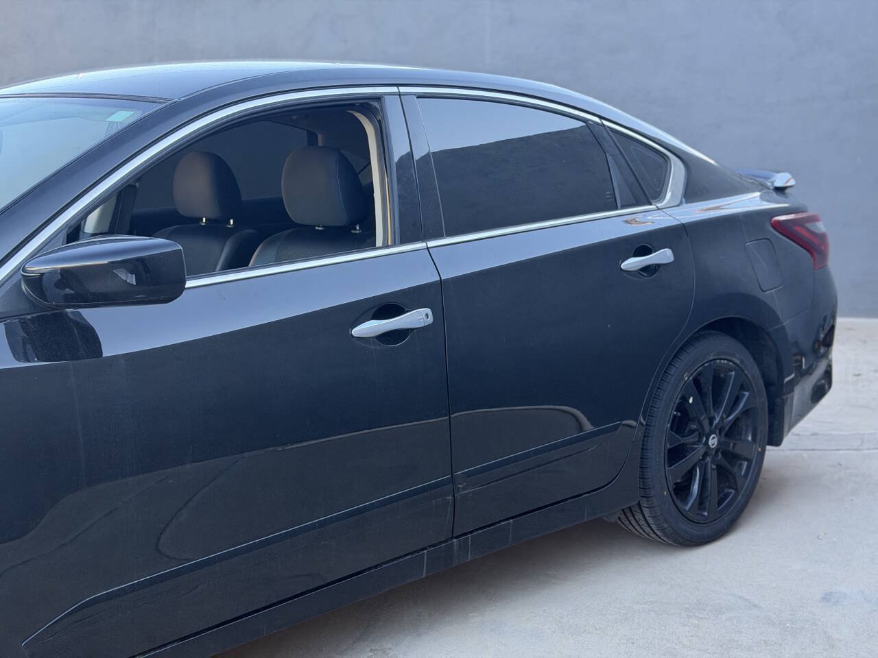 Used 2017 Nissan Altima 2.5 SR w/ Midnight Edition Package FWD image 9