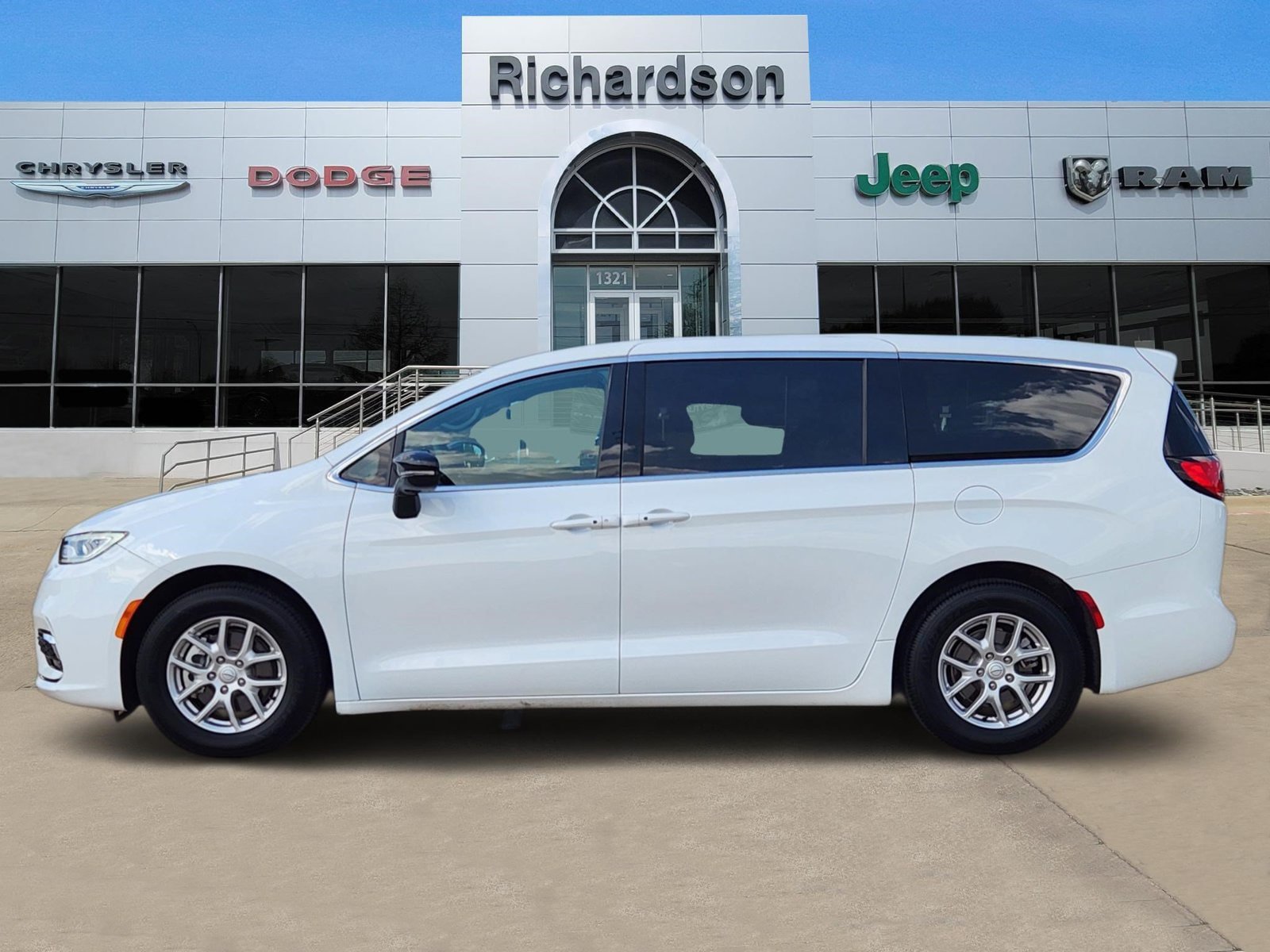 Used 2026 Chrysler Pacifica Select FWD image 3