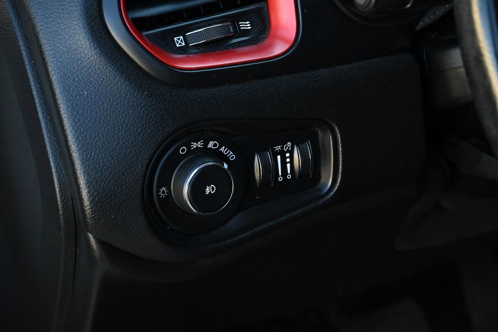 Used 2016 Jeep Renegade Trailhawk AWD/4WD image 22