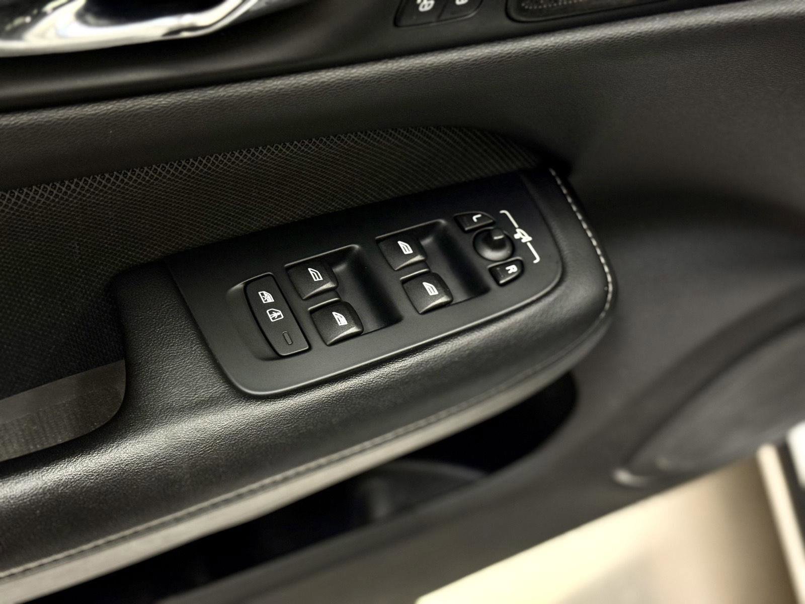 Used 2019 Volvo S60 T5 R-Design image 11
