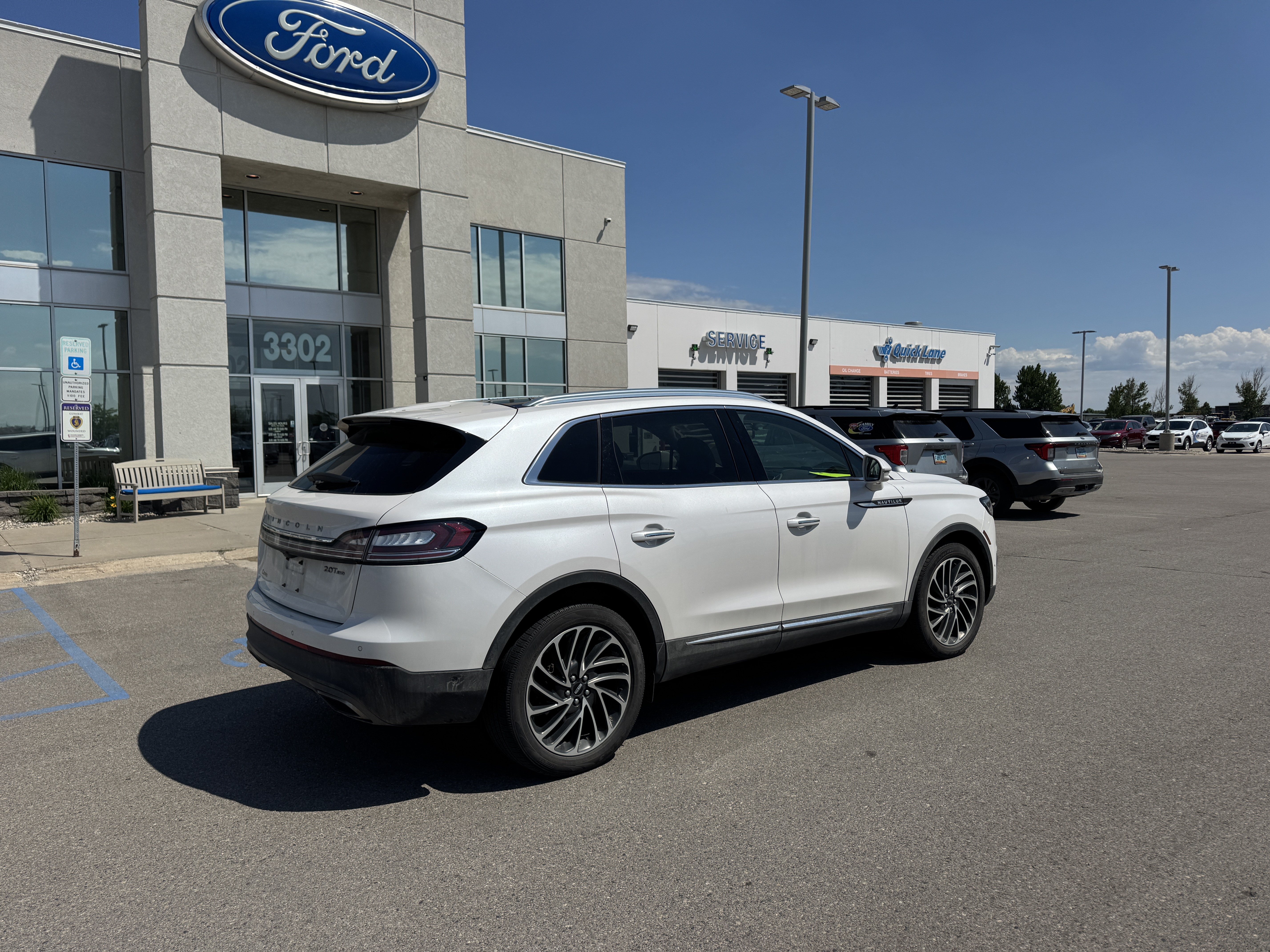 Used 2019 Lincoln Nautilus Reserve AWD/4WD image 3