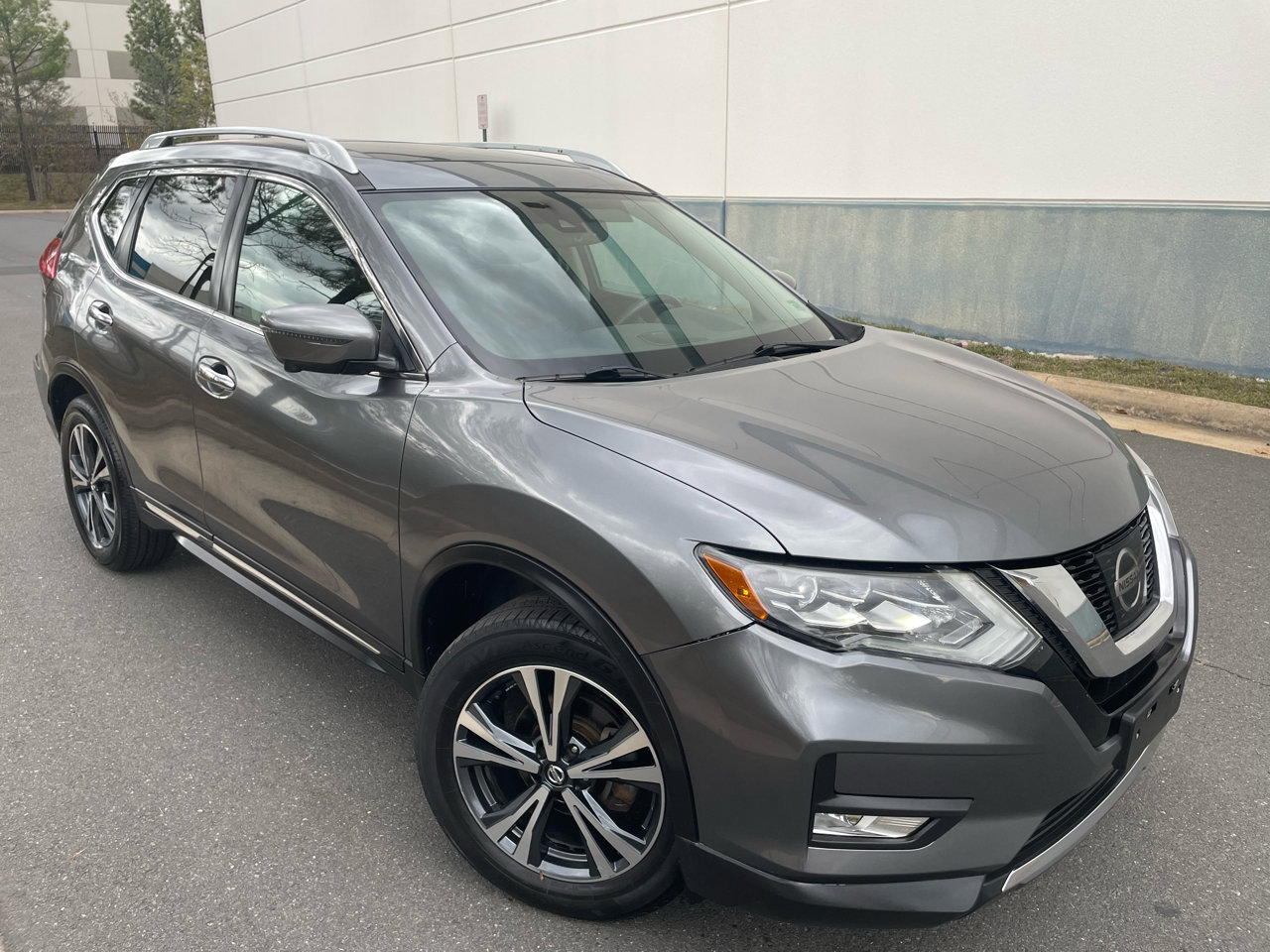 Used 2017 Nissan Rogue SL w/ SL Premium Package image 1