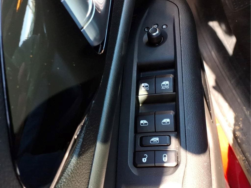 Used 2025 Jeep Compass Trailhawk AWD/4WD image 18