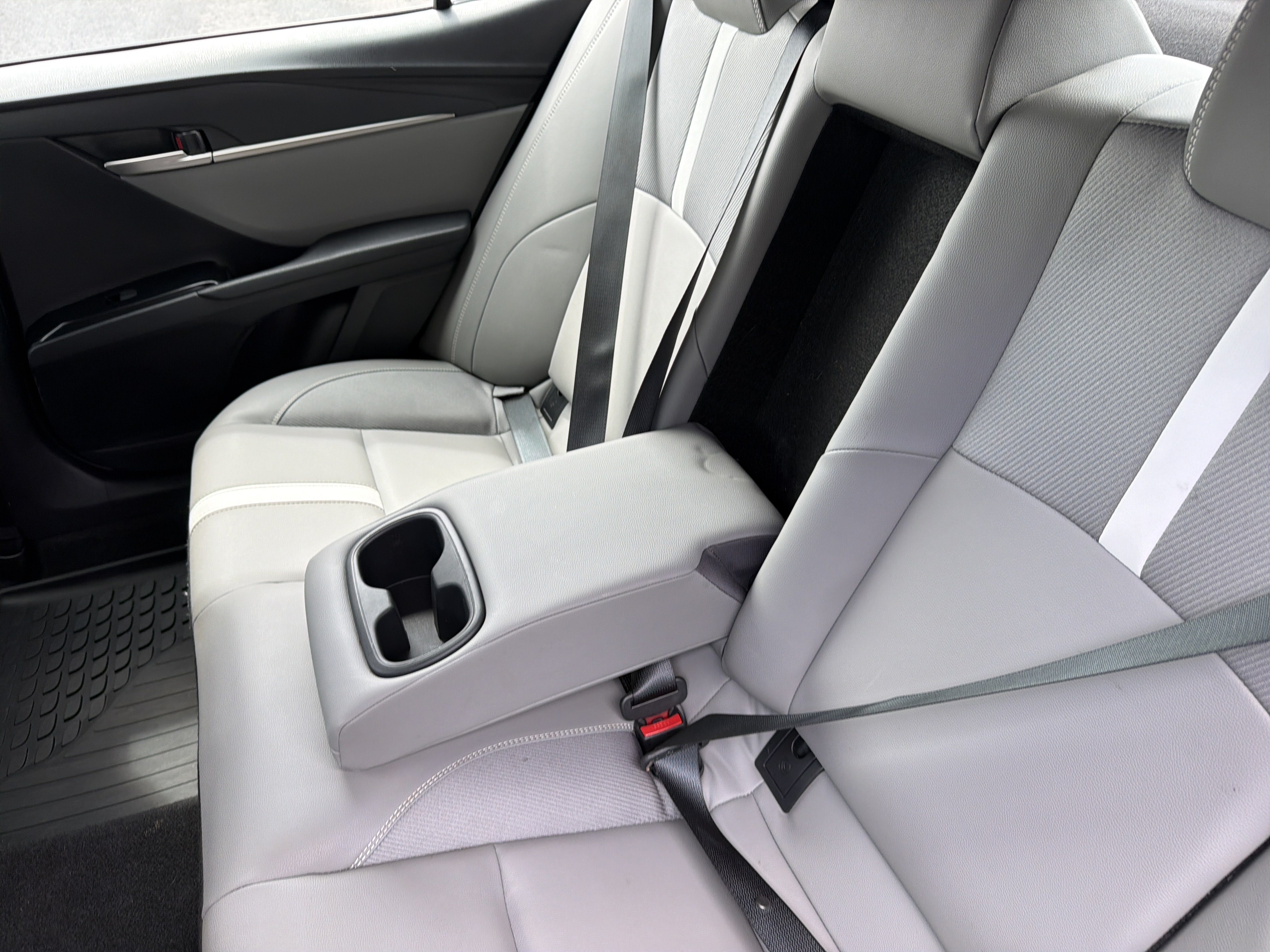 Used 2025 Toyota Camry SE FWD image 32