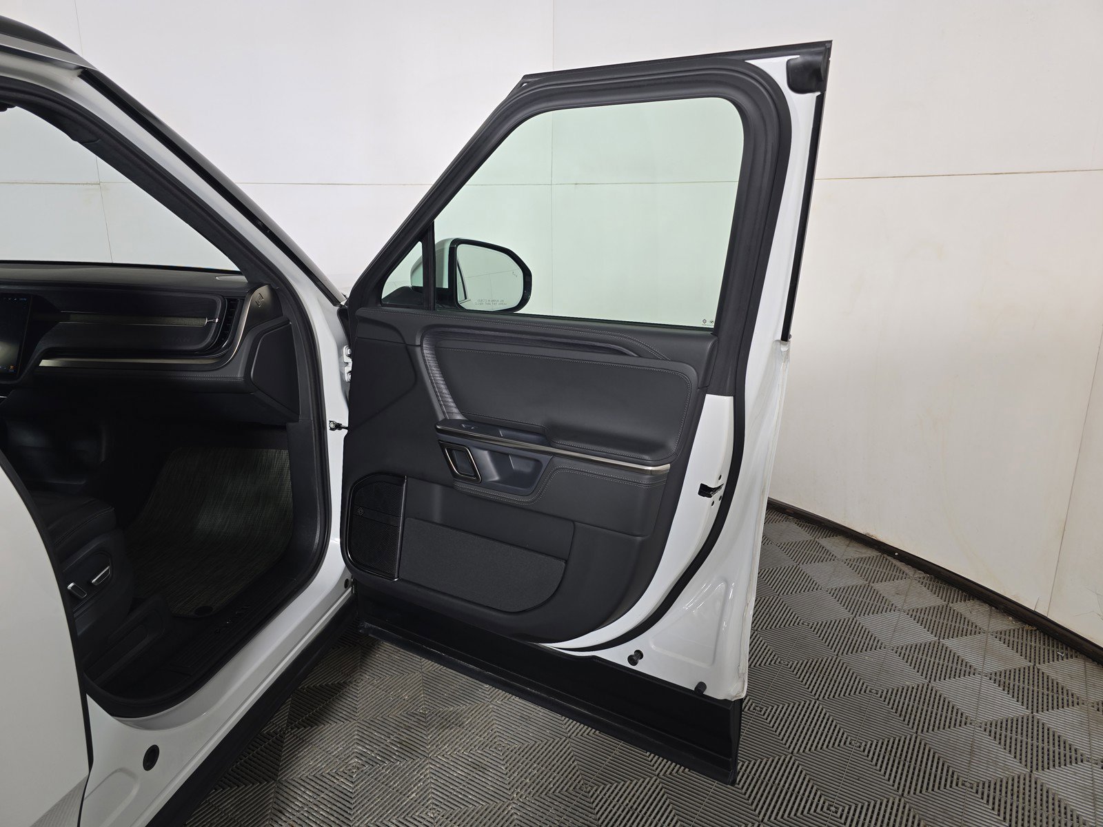 Used 2024 Rivian R1S Adventure AWD/4WD image 18