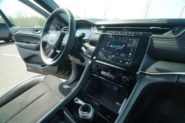 Used 2025 Jeep Grand Cherokee L Altitude image 33