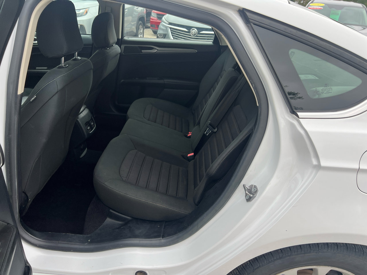 Used 2020 Ford Fusion SE image 12