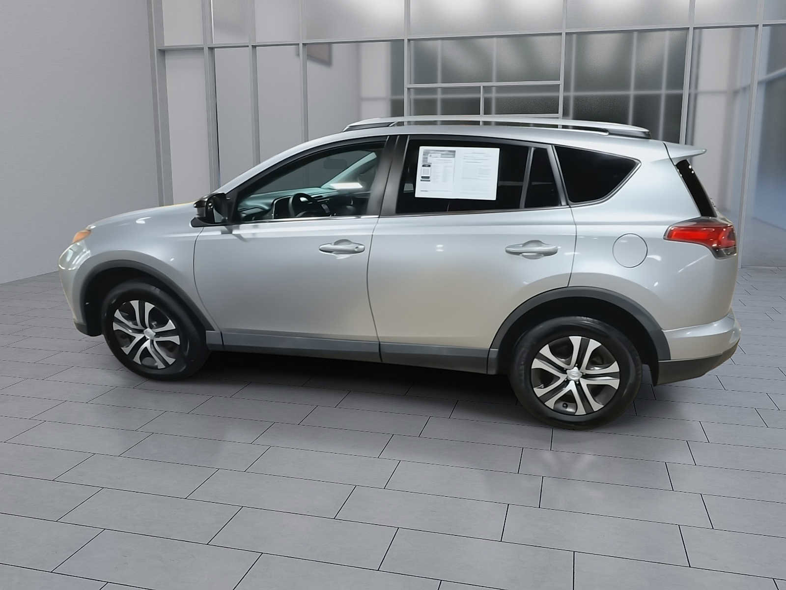Used 2016 Toyota RAV4 LE AWD/4WD image 4