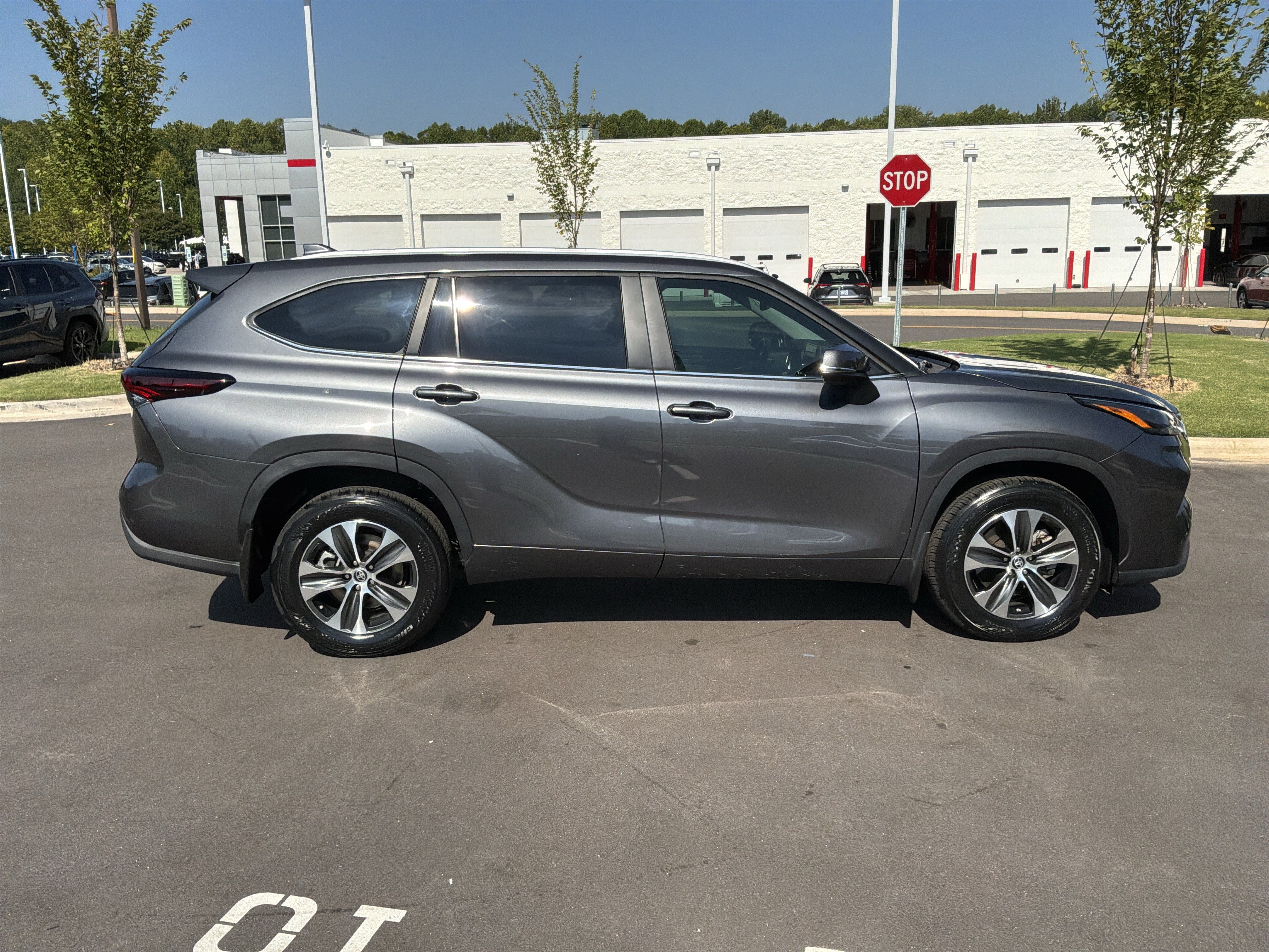 Used 2024 Toyota Highlander XLE AWD/4WD image 11