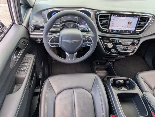 Used 2025 Chrysler Pacifica Select image 7
