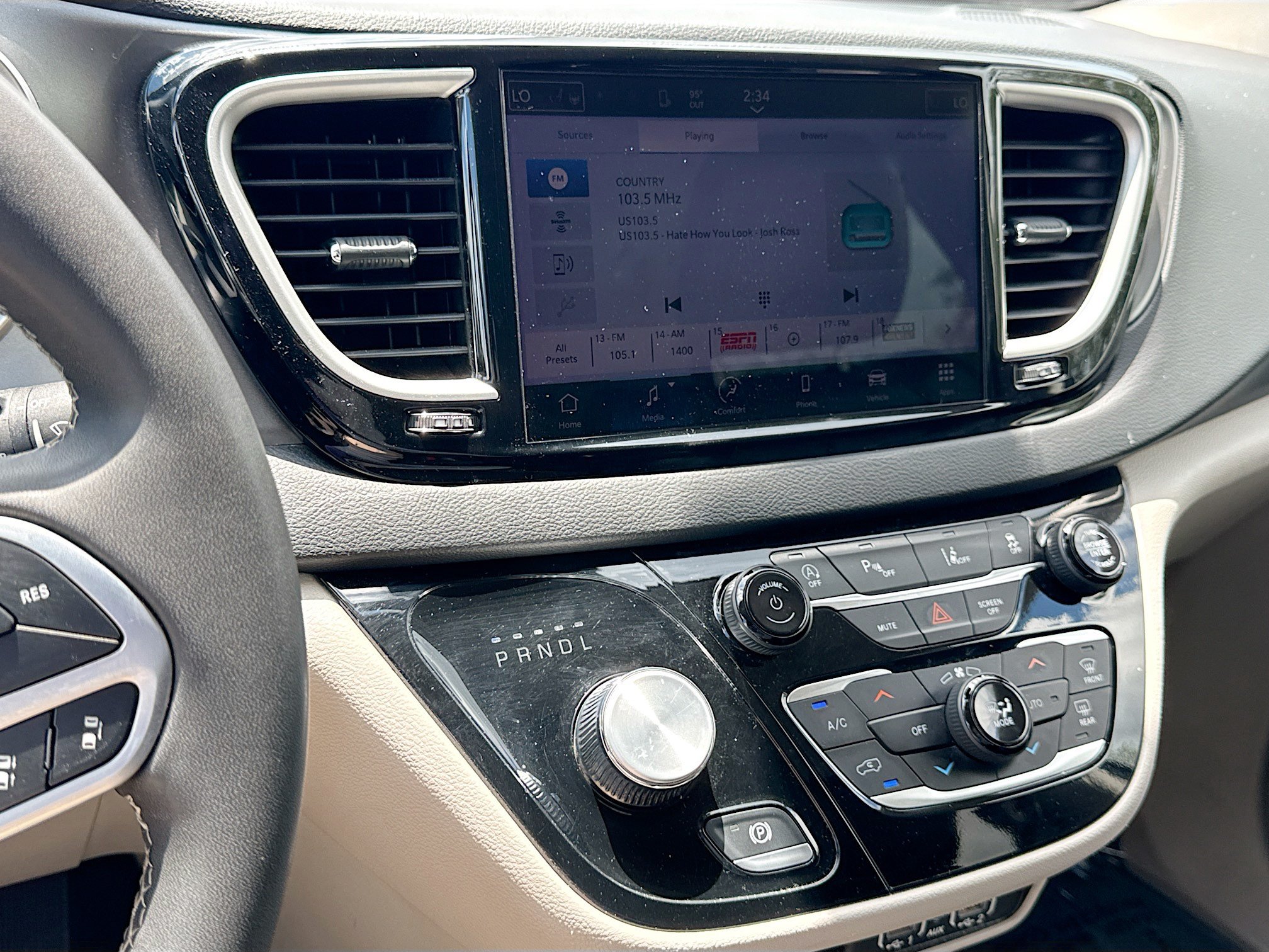 Used 2023 Chrysler Pacifica Touring-L FWD image 27
