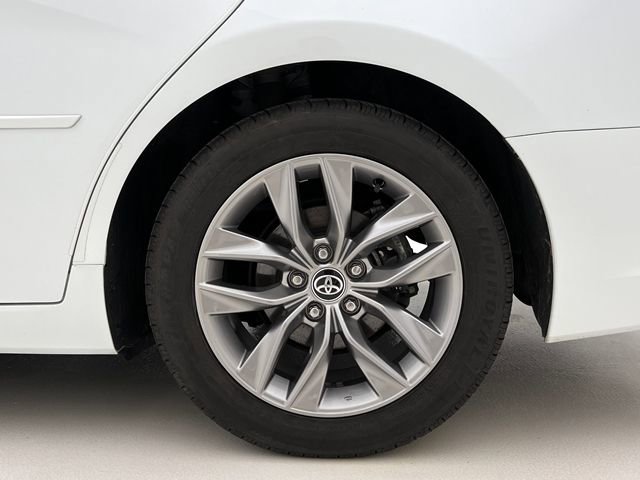 Used 2021 Toyota Avalon XLE w/ Moonroof Package image 26