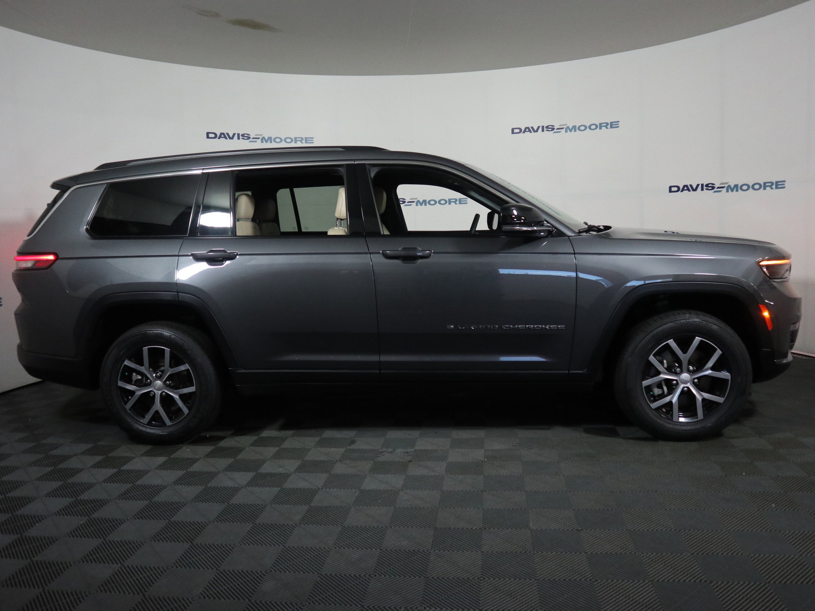 Used 2023 Jeep Grand Cherokee L Limited w/ Trailer Tow Group (B) AWD/4WD image 4