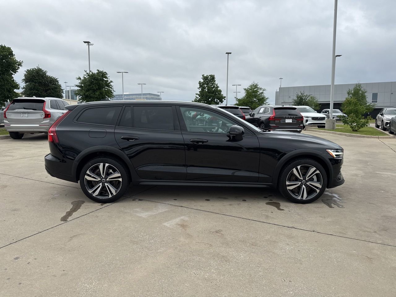 Certified 2025 Volvo V60 B5 Cross Country Plus image 4