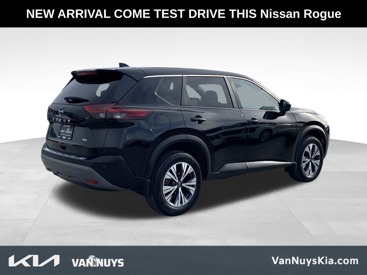 Used 2023 Nissan Rogue SV image 3