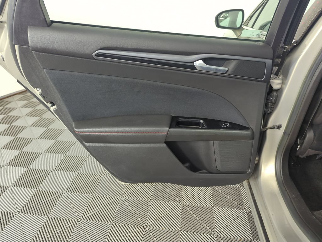 Used 2015 Ford Fusion SE w/ Equipment Group 201A FWD image 29