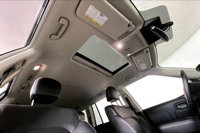 Used 2024 Nissan Armada SL w/ Captain's Chairs Package image 22