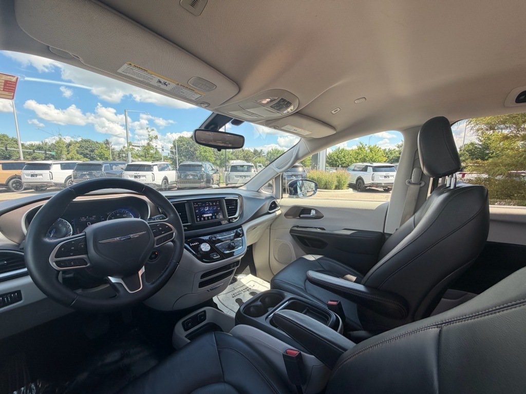Used 2018 Chrysler Pacifica Touring-L FWD image 9