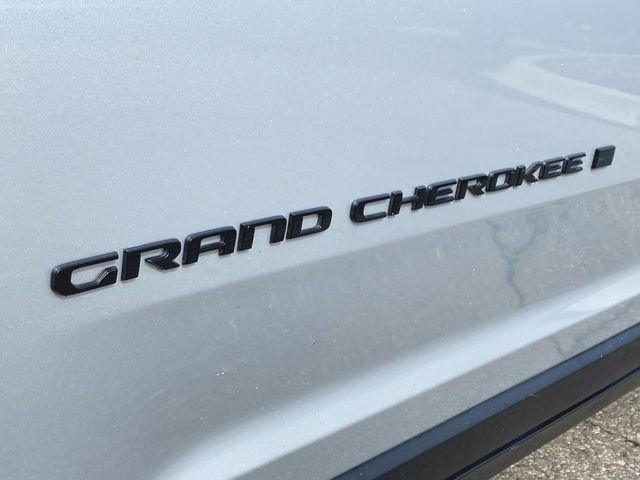 Used 2025 Jeep Grand Cherokee Altitude AWD/4WD image 30