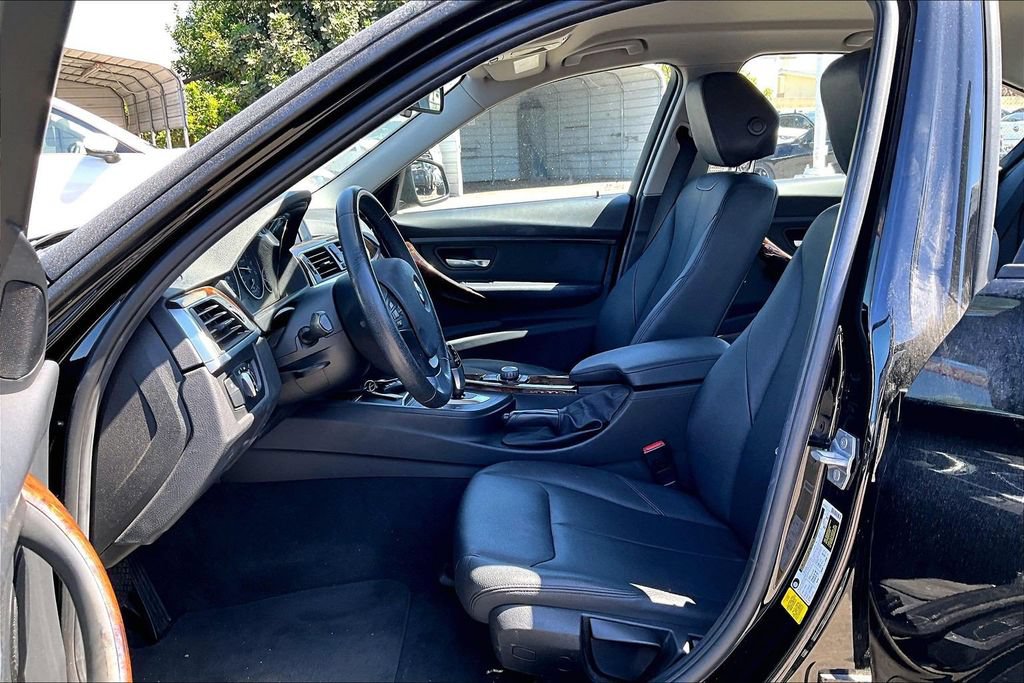 Used 2018 BMW 320i Sedan RWD image 14