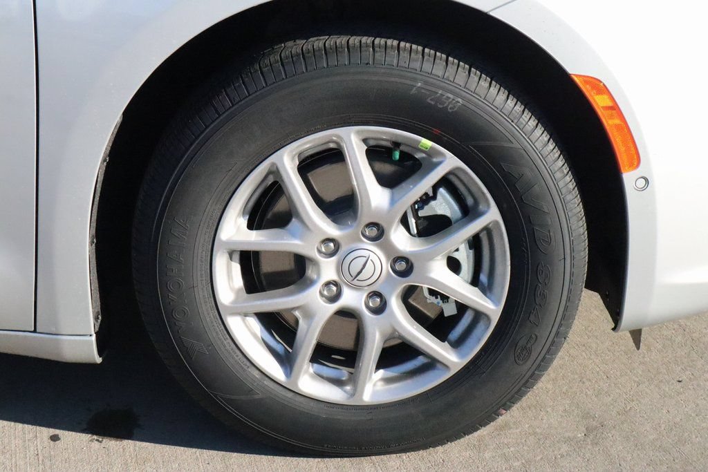 New 2026 Chrysler Pacifica Select FWD image 18