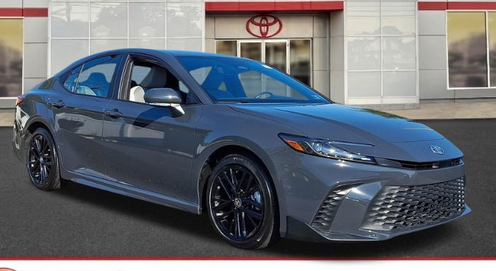 Used 2025 Toyota Camry SE w/ Convenience Package FWD image 3