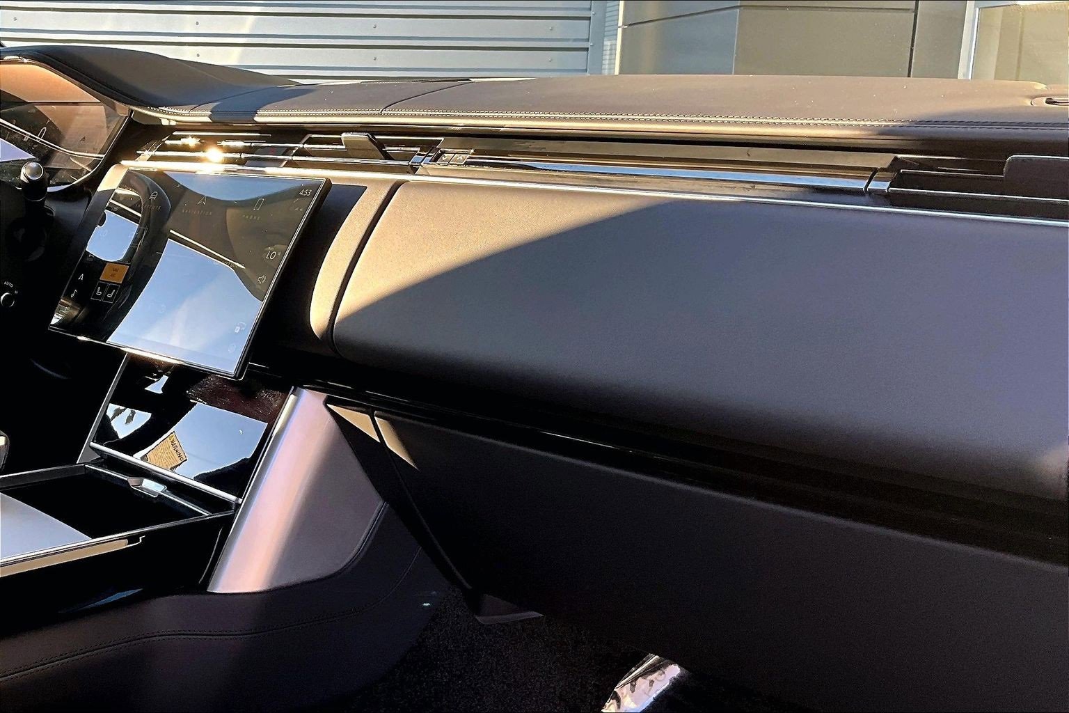 Used 2025 Land Rover Range Rover SE image 15