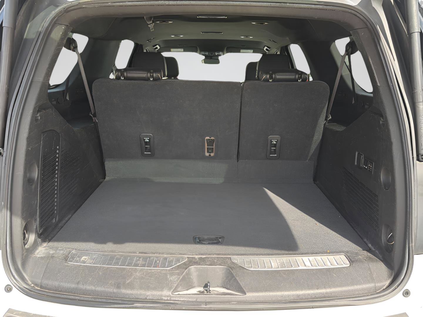 Used 2023 Chevrolet Suburban Premier image 18