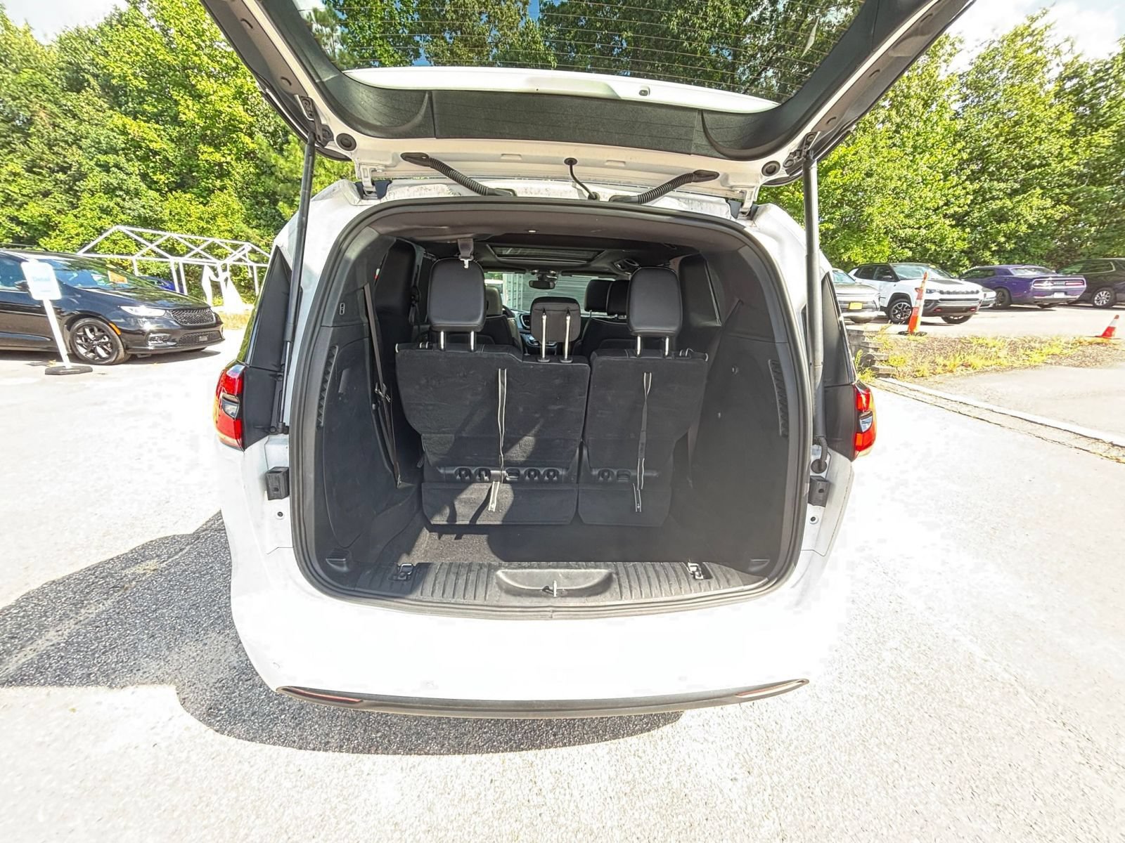 Used 2025 Chrysler Pacifica Limited FWD image 35