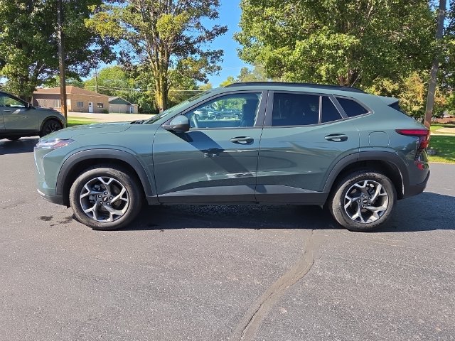 Used 2025 Chevrolet Trax LT FWD image 3