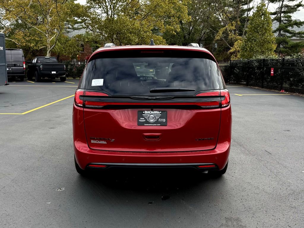 New 2026 Chrysler Pacifica Limited w/ Uconnect Theater Family Group FWD image 6