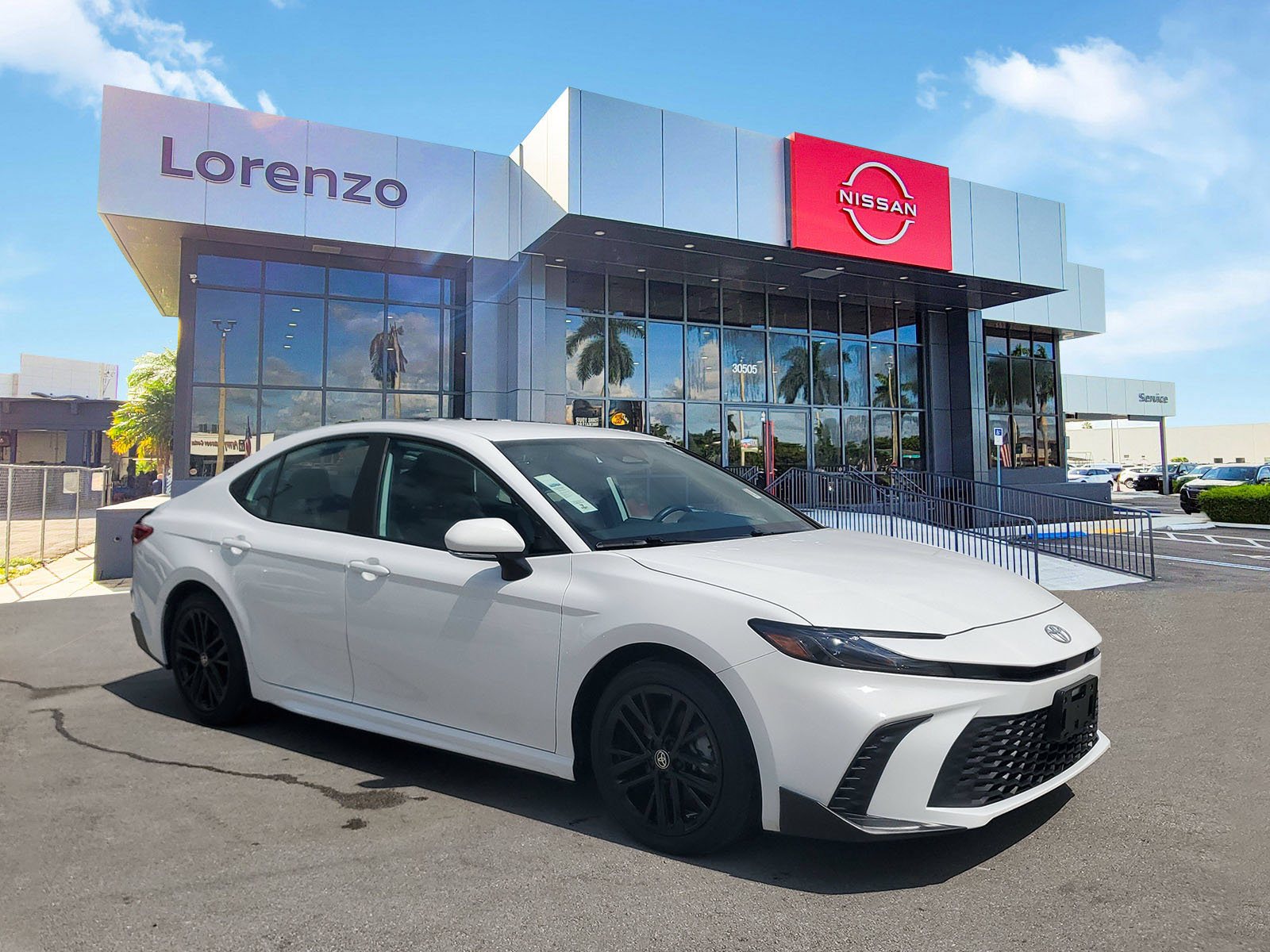 Used 2025 Toyota Camry SE FWD image 3