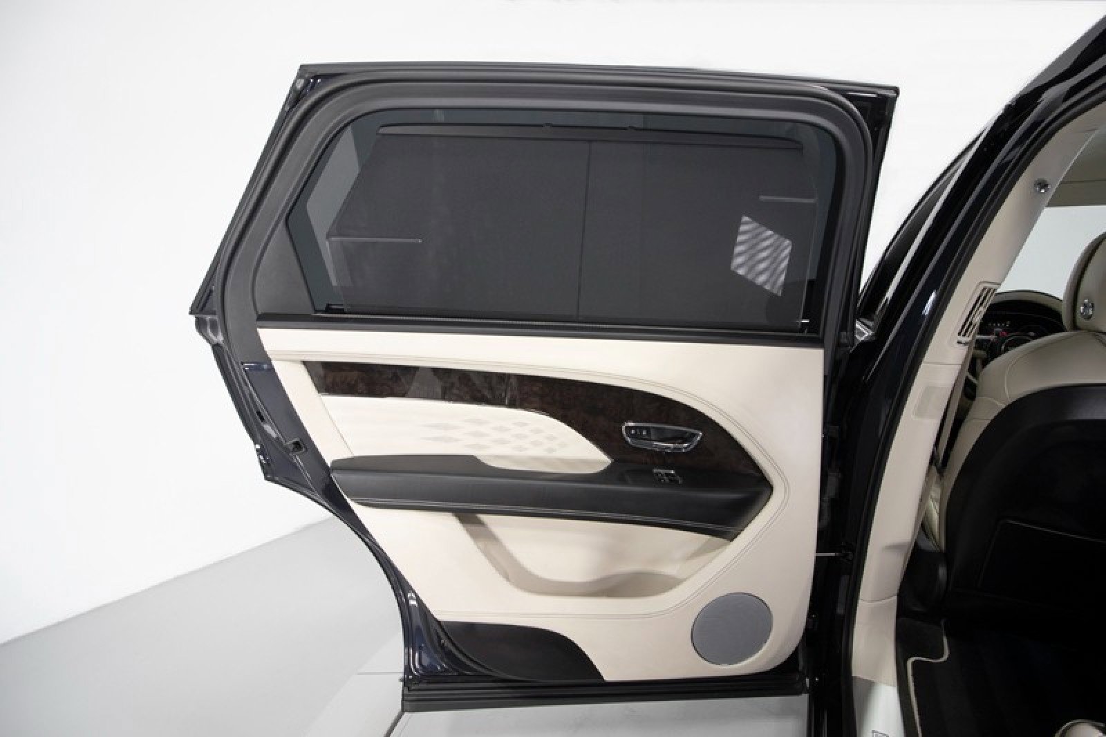 Used 2023 Bentley Bentayga Extended Wheelbase image 40