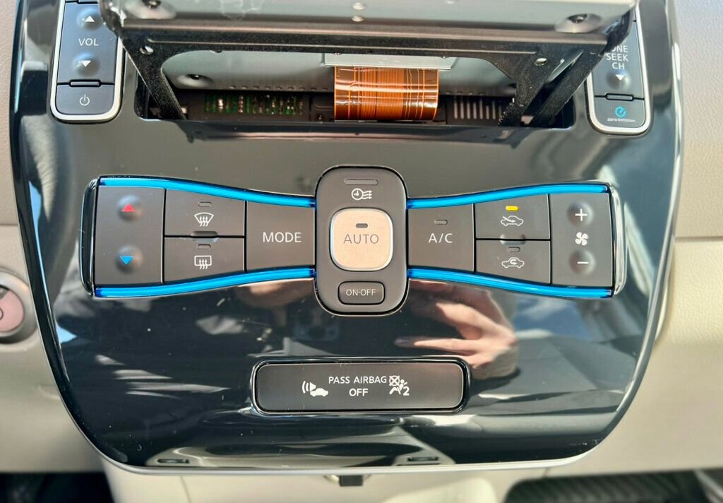 Used 2012 Nissan Leaf SL image 29