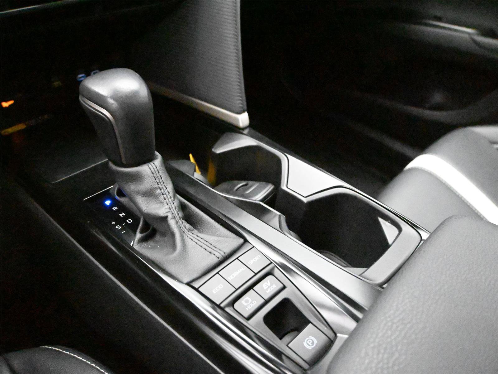 Used 2025 Toyota Camry SE w/ Convenience Package image 5