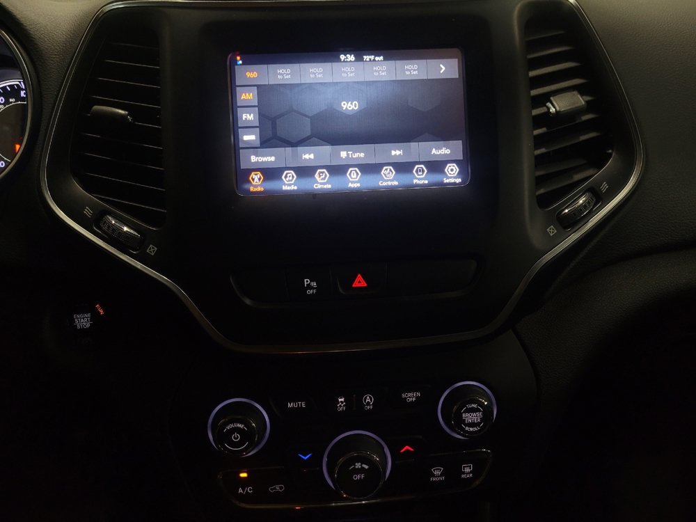 Used 2019 Jeep Cherokee Latitude Plus w/ Cold Weather Group AWD/4WD image 25