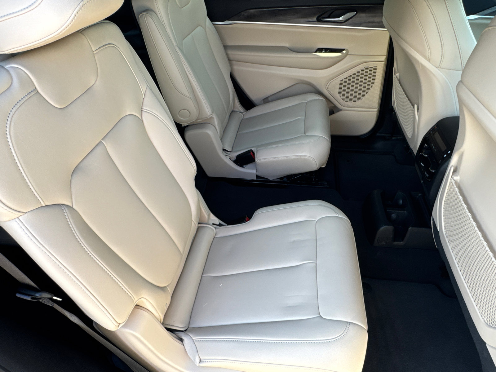 Used 2025 Jeep Grand Cherokee L Limited AWD/4WD image 20