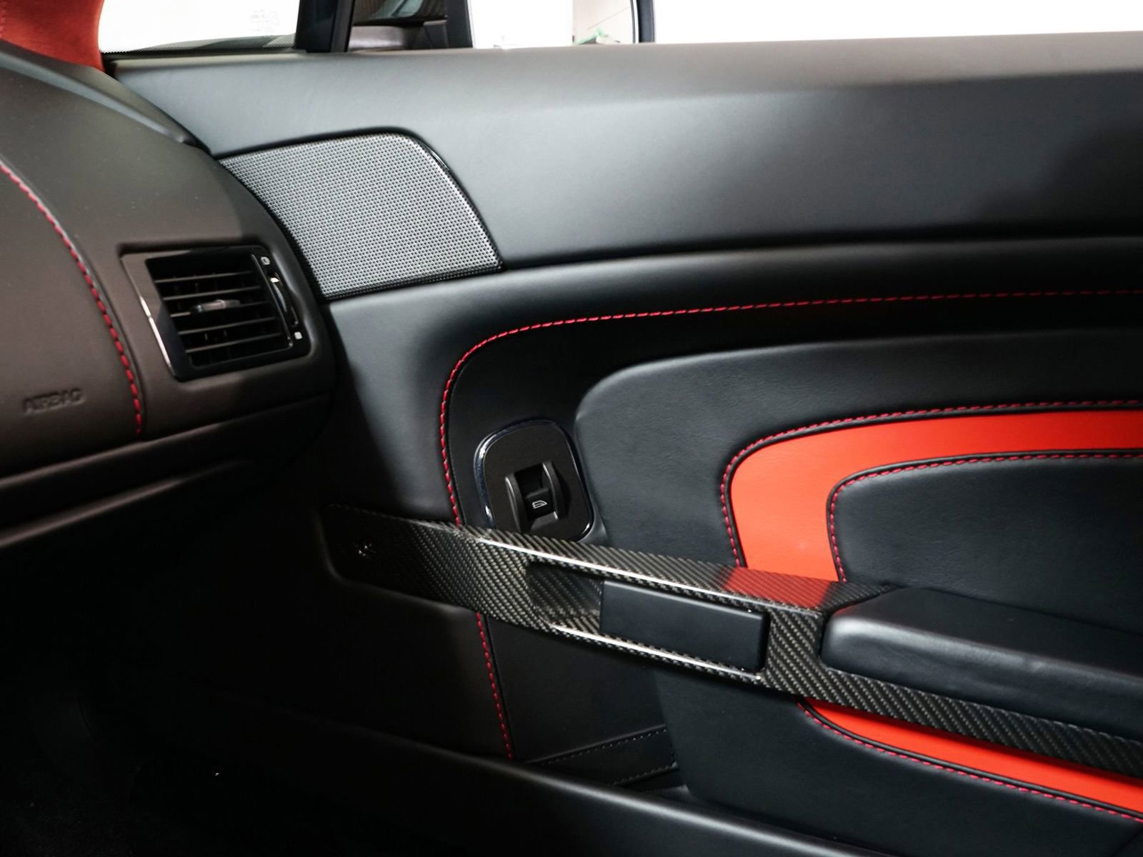 Used 2017 Aston Martin V12 Vantage S image 22