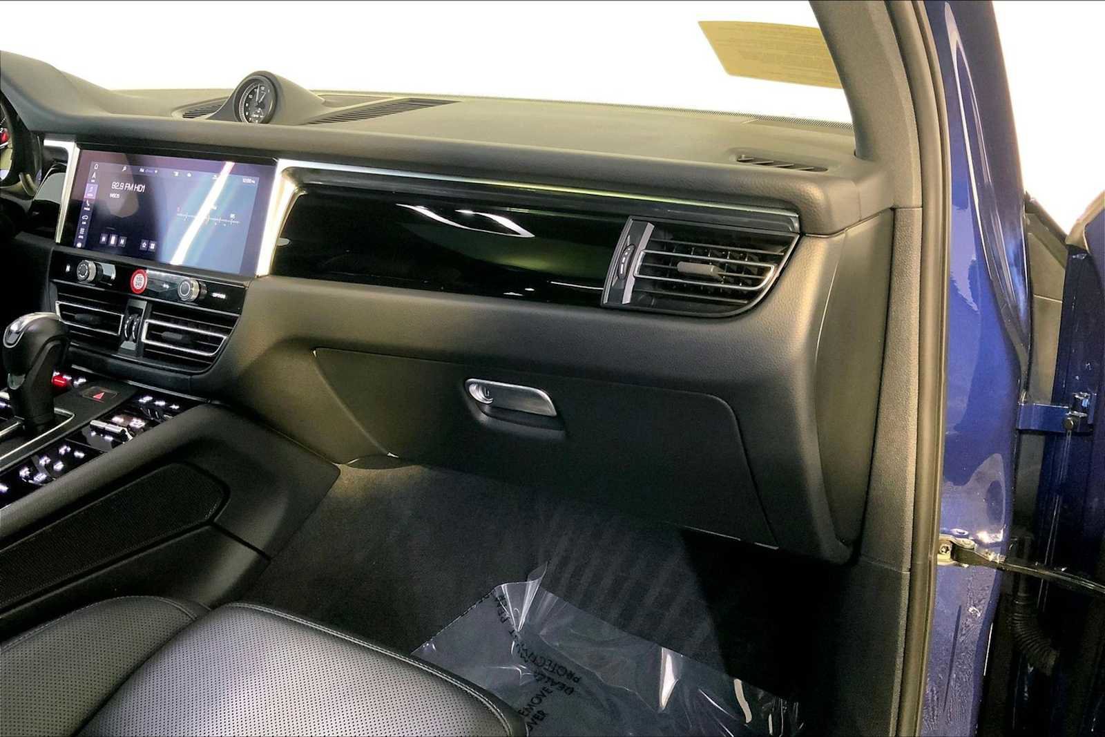 Certified 2024 Porsche Macan image 22