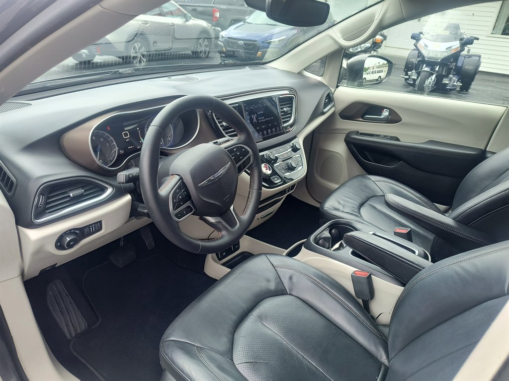 Used 2018 Chrysler Pacifica Touring-L Plus FWD image 13