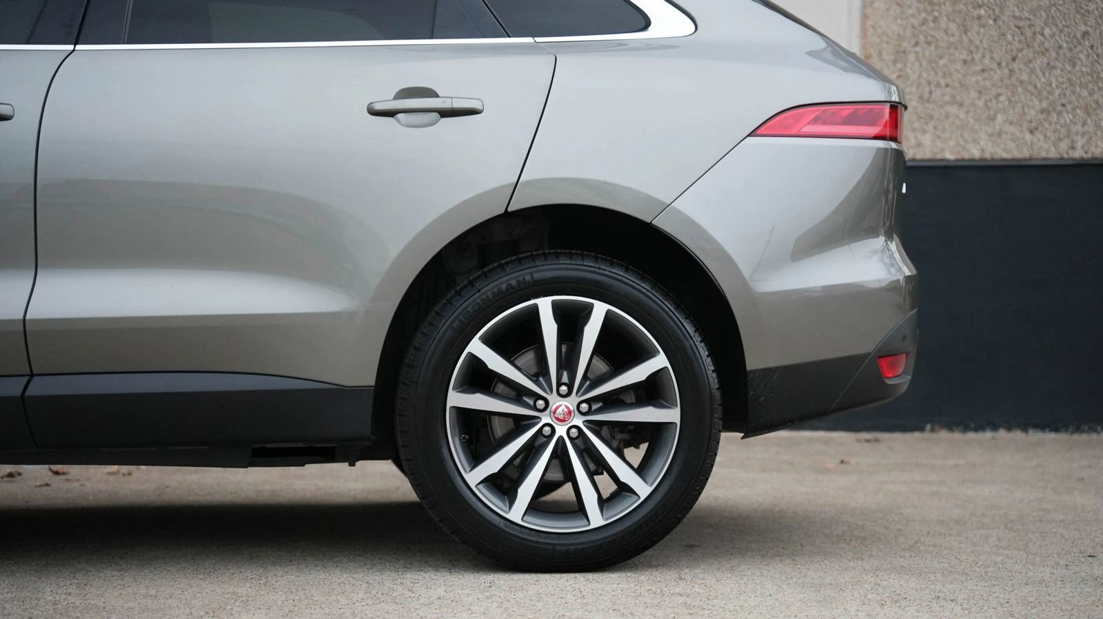 Used 2018 Jaguar F-PACE Prestige image 9