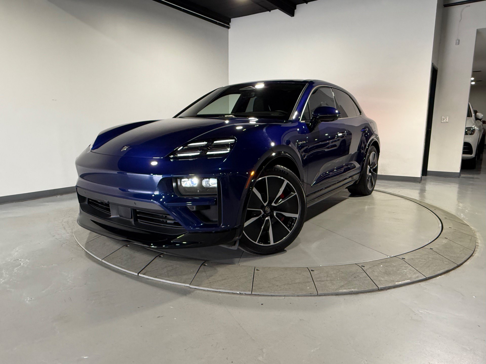 Used 2024 Porsche Macan Turbo Electric AWD/4WD image 4